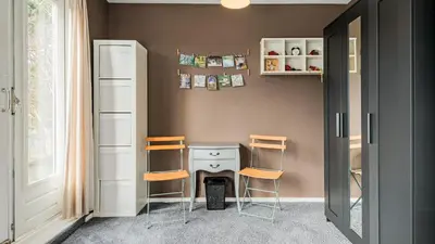 a childs room with a desk and two chairs at Huize Bech in Bergen