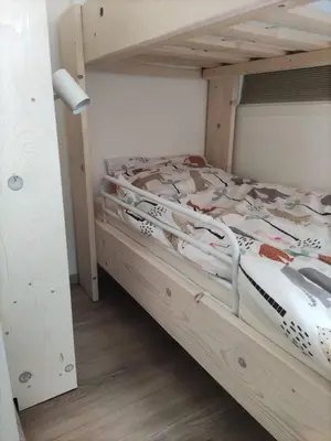 a bunk bed in a bedroom with a wooden floor at Hello Noordwijk - Familiehuis Quarles van Uffordstraat 77 in Noordwijk aan Zee