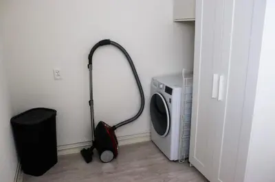 a vacuum cleaner in a room next to a washing machine at Zeezand in Egmond aan Zee