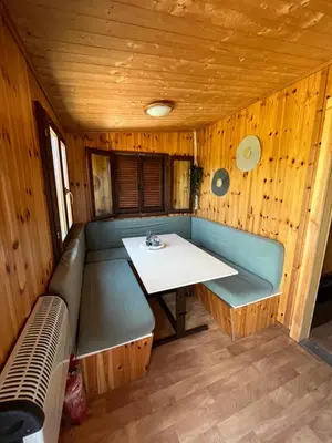 a small room with a bench and a table at De Fuut in Nieuwe-Niedorp