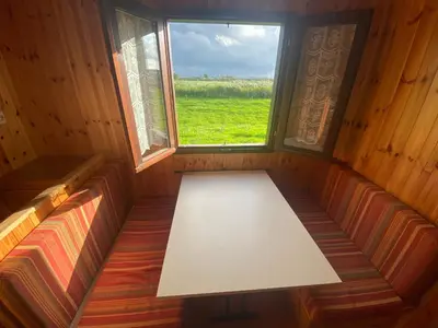 a room with a table in a room with a window at De Fuut in Nieuwe-Niedorp