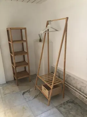 a room with a book shelf and a lamp at Globetrotter in Bergen