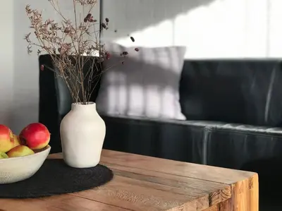 a table with a white vase and a bowl of apples at Solaris in Egmond aan den Hoef