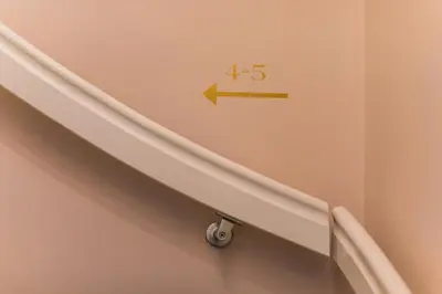 a stair rail with an arrow pointing to the number at Hotel Montfoort in Montfoort