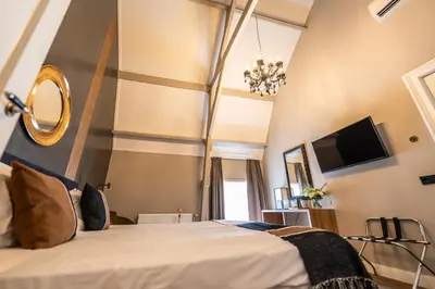 a hotel room with a bed and a tv at Hotel Montfoort in Montfoort