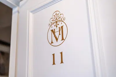 a door sign with the letter n on it at Hotel Montfoort in Montfoort