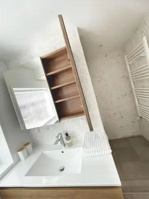 a bathroom with a sink and a mirror at Duin Cottage Bergen in Bergen