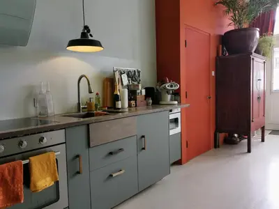 a kitchen with a sink and a stove at Slapen aan de Sluis in Utrecht