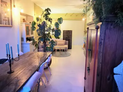 a living room with a wooden table and a couch at Slapen aan de Sluis in Utrecht
