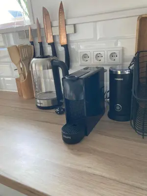 a kitchen counter with knives and a coffee maker at Noordster Beachhouse, Noordwijk aan Zee in Noordwijk