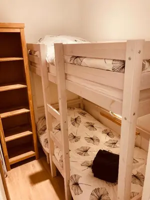 a room with two bunk beds in a room at Noordster Beachhouse, Noordwijk aan Zee in Noordwijk
