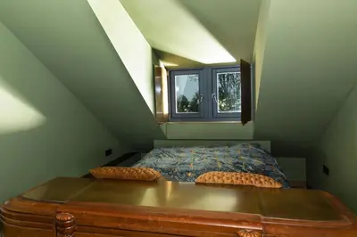 a small bedroom with a bed and a window at De koperslager in Watergang