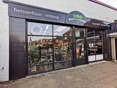 a store front of a store with glass windows at Beach house met parkeerplaats in het centrum in Egmond aan Zee