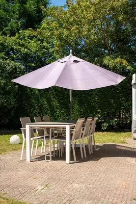 a white table with chairs and an umbrella at -Duinhuisje - voor families & honden nabij strand in Noordwijk