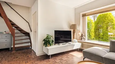a living room with a tv and a couch at Casa Mimi in Bergen