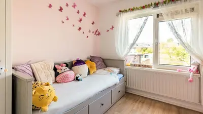 a childs bedroom with a bed with a window at Casa Mimi in Bergen