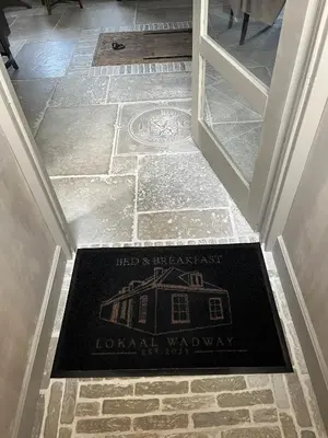 a welcome mat on the floor of a hallway at Bed and Breakfast Lokaal Wadway in Spanbroek