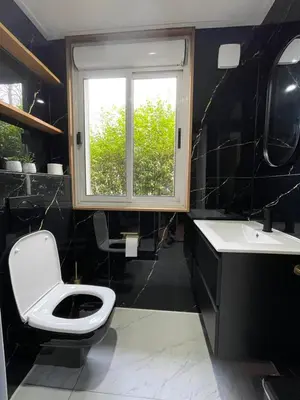 a bathroom with a toilet and a sink and a window at Ben's Cabine - De Hollandse Boerderij in Bodegraven