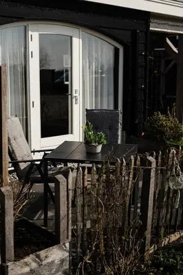 a table with a potted plant on a patio at B&B Hartenlust kamer de Bedstee in Bodegraven