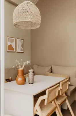 a living room with a table and a couch at Strandhuisjes Zoomers aan Zee in Castricum