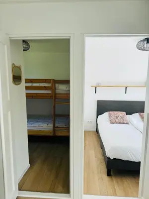 a small bedroom with a bed and a window at Familie Vakantiehuis - Zonneweelde in Noordwijk aan Zee