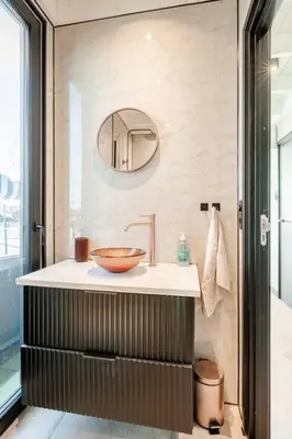 a bathroom with a sink and a mirror at Moderne houseboat op het water! in Assendelft