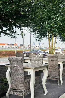 a white table with chairs and a tree at Hotel Heer Hugo in Heerhugowaard