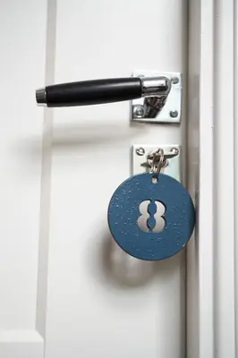 a key chain on a door with a lock at Bed & Breakfast Hotel Malts in Haarlem