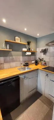 a kitchen with a sink and a counter top at Have a nice stay! - Trendy Vakantiehuis Carpe Diem met eigen tuin in Noordwijk