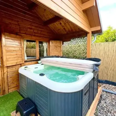 Cozy chalet with garden and jacuzzi near Amsterdam
