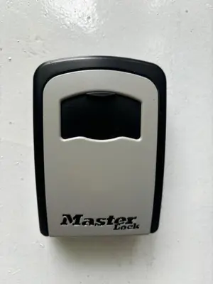 a switch on a wall with a maserati light at Bamboe Suite Bentveld met ligbad en gratis parkeren in Bentveld