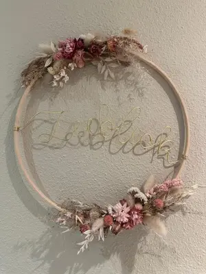 areath with the word hello is hanging on a wall at Appartement 'Zeeblick' in Burgerbrug