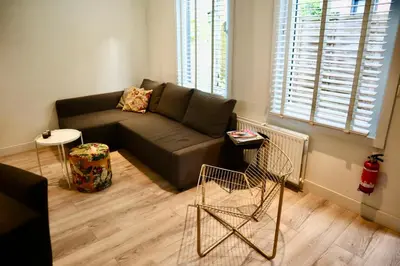 a living room with a couch and a chair at Casa del Queso in Alkmaar