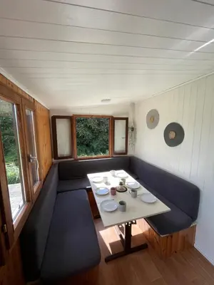 a small living room with a table and a couch at De Meerkoet in Nieuwe-Niedorp