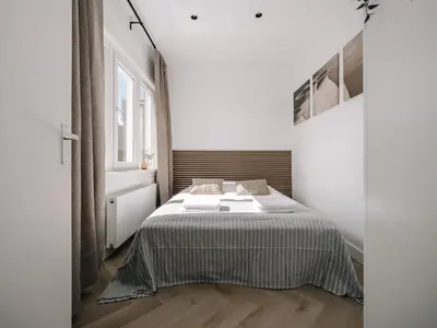 a bedroom with a bed and a window at Bella Cottage Zandvoort in Zandvoort
