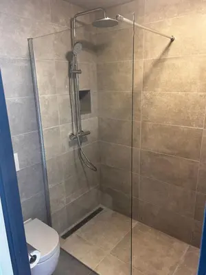 a bathroom with a shower with a toilet at Vakantiewoning Hem in Hem