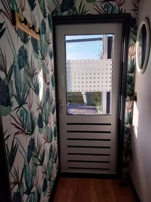 a door with a window in a room at Vakantiewoning Hem in Hem