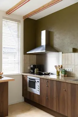 a kitchen with a stove and a microwave at Ben bij Bos in Oude-Niedorp