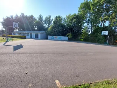 an empty parking lot with a basketball hoop at Ferienhaus Holland in Opmeer