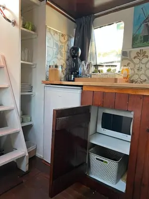 a kitchen with a microwave on a counter top at B&B Teddy 