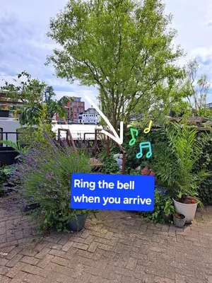 a sign that says ring the bell when you arrive at B&B Teddy 