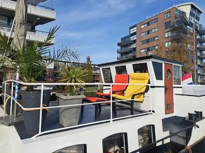 a boat with three chairs on the deck at B&B Teddy 