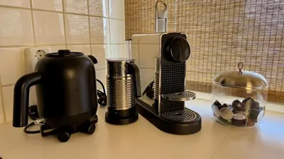 a counter top with a coffee maker and a coffee pot at Strand Panorama Egmond in Egmond aan Zee