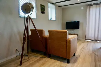 a room with two chairs and a camera on a tripod at B&B De groene loper in Sint Pancras