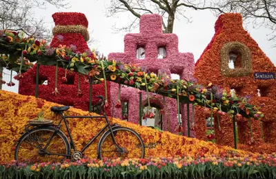 a bike in front of a building covered in flowers at Guesthouse Porter Noordwijk in Noordwijk