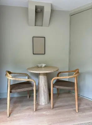 a table and two chairs sitting next to a table at Guesthouse Porter Noordwijk in Noordwijk