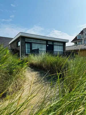 a house on the beach with tall grass at Beachhouse Seepaertje - Boulevard Noordwijk aan Zee in Noordwijk aan Zee