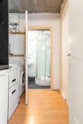 a bathroom with a shower and a washing machine at Amsterdam Edge Haven in Purmerend