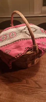 a basket sitting on the floor with a pink blanket at De Gouwe Hooiberg in Hoogwoud