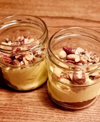 two jars of food sitting on a wooden table at De Gouwe Hooiberg in Hoogwoud